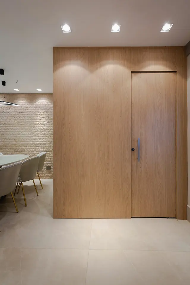 Painel em madeira com porta integrada