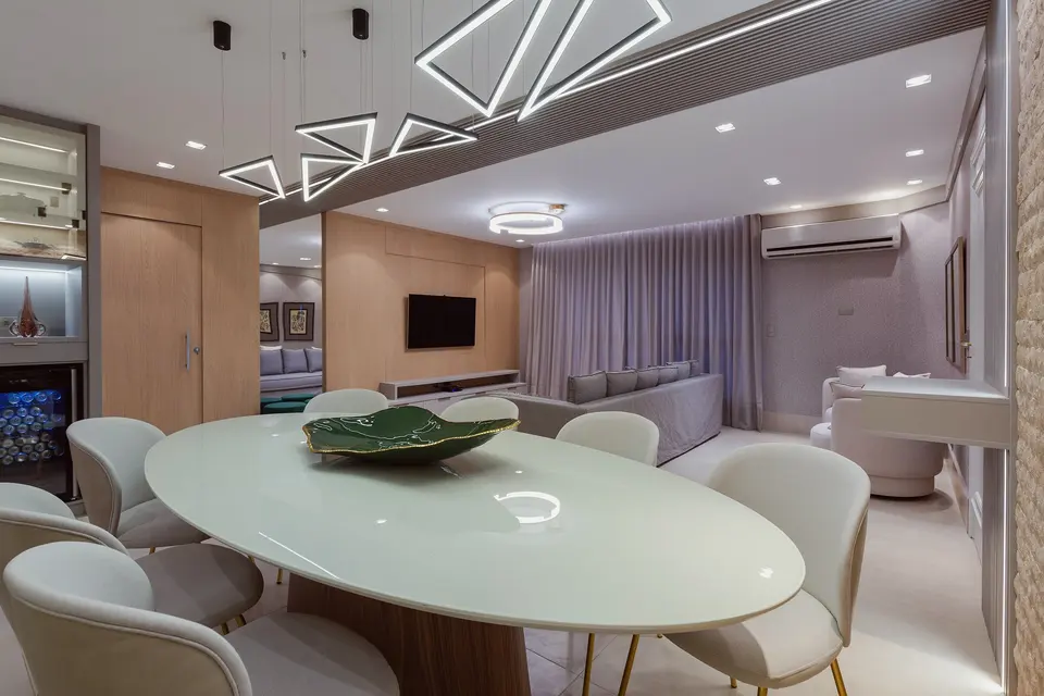 Mesa de jantar oval em ambiente integrado