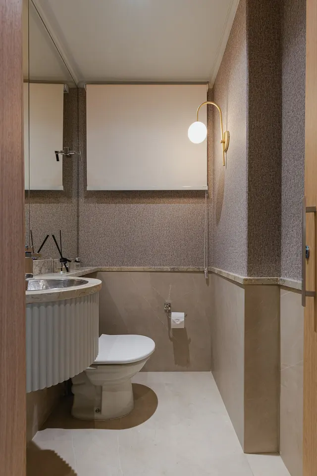 Lavabo com gabinete curvo e armário suspenso