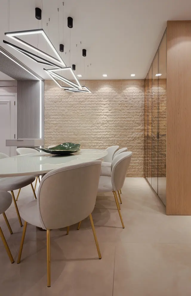 Sala de jantar com cristaleira e parede em pedra