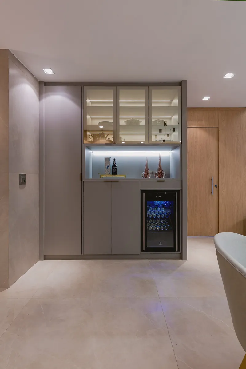 Móvel bar com adega climatizada e cristaleira com iluminação